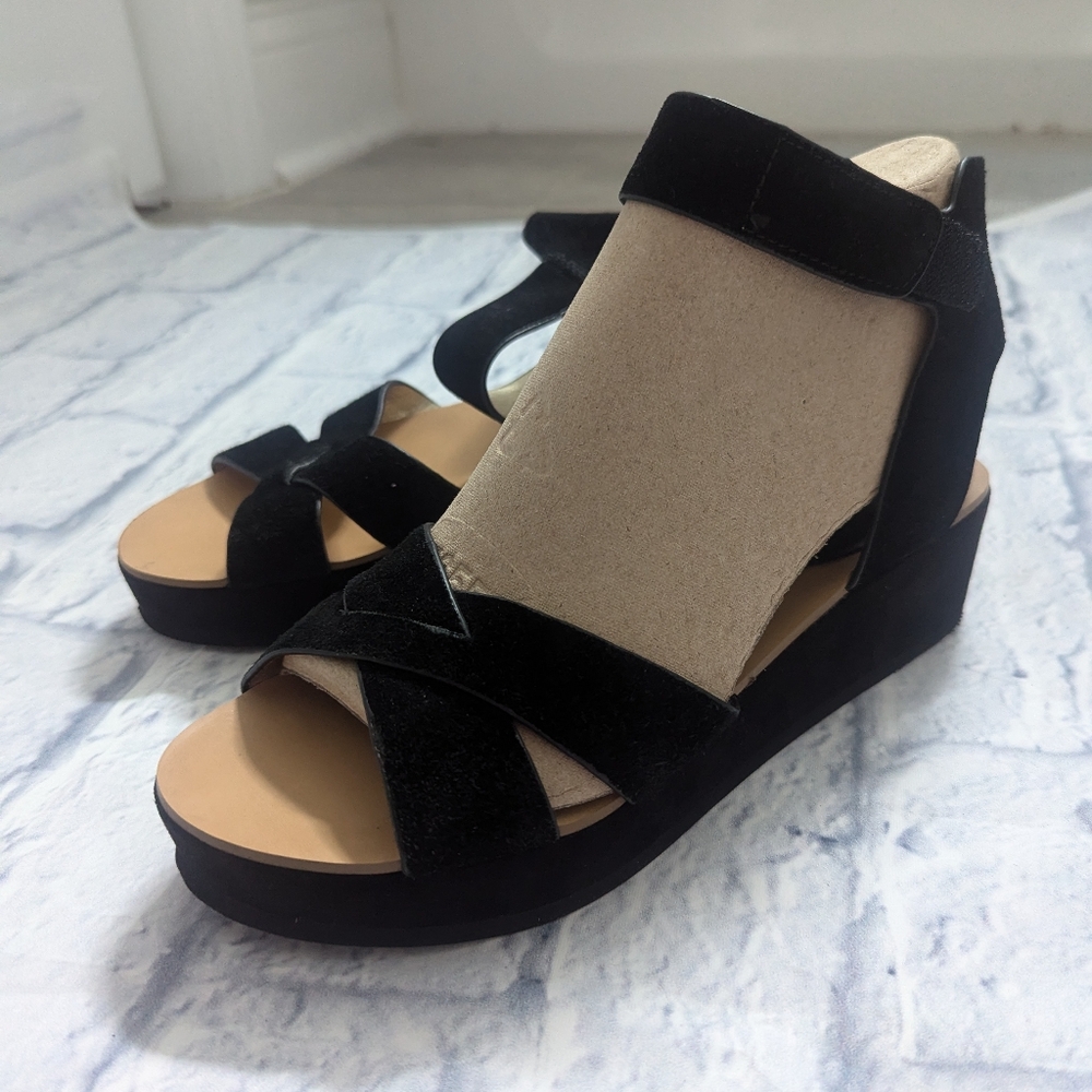 Black velvet chunky sandals BCBG, small wedge platform heel Ankle strap -New